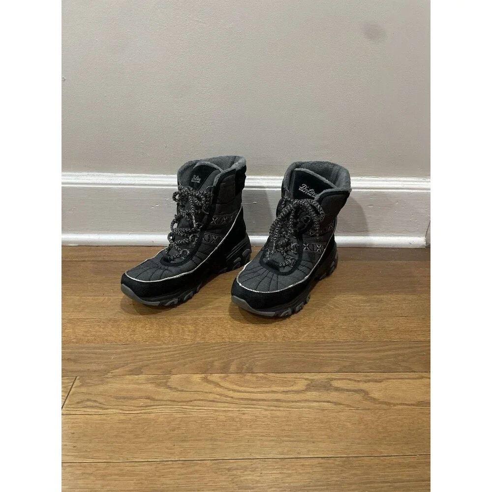 Skechers D’Lites Sz 8.5 EUR 38.5 Black Quilted Textile Lace Up Winter Boots